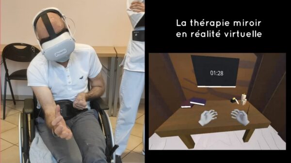La thérapie miroir Patient qui utilise la technologie de H'ability pour essayer la thérapie miroir, pour sa rééducation du membre supérieur