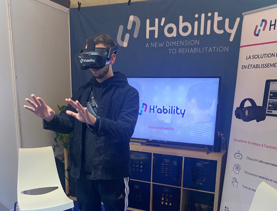 Student using the H&#039;ability solution at the Rééduca 2022 exhibition in Paris