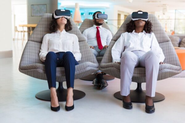 equipe-multiethnique-dans-casques-vr-regarder-du-contenu_74855-2070