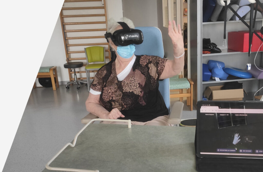 Patiente qui fait des mouvements en VR dans un but thérapeutique