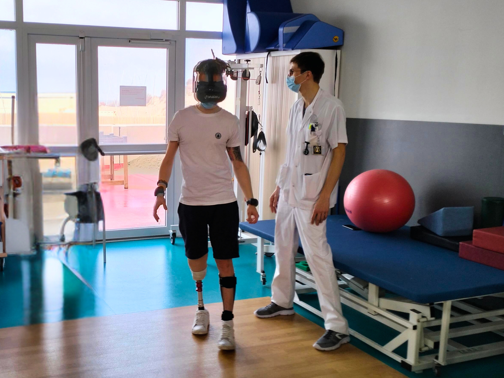 Patient et kinésithérapeute en séance de rééducation VR
