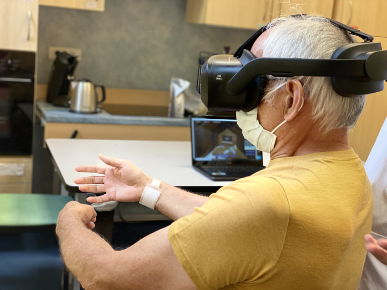 Patient avec casque VR H'ability en séance de rééducation (Thérapie Miroir)