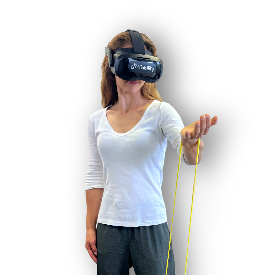 Patient en train de réaliser un exercice de rééducation en VR avec un élastique