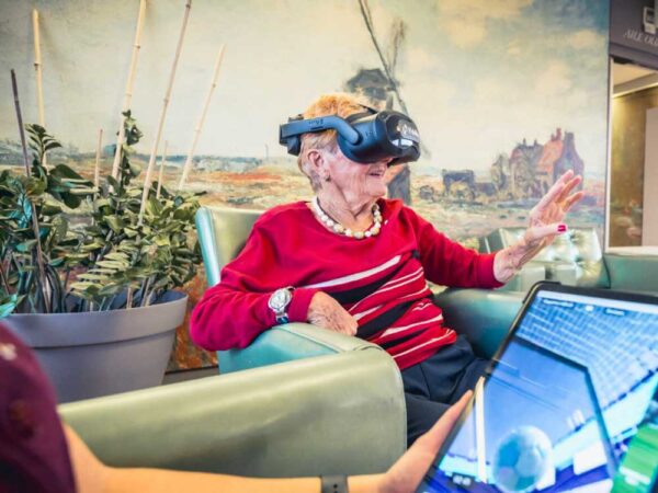 Senior_rééducation_chute_réalité_virtuelle Image d'une personne âgée en séance de rééducation