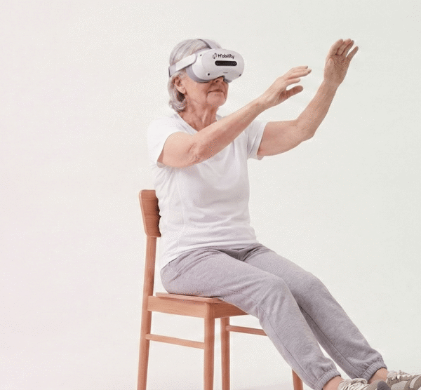personne âgée en prévention des chutes avec casque de réalité virtuelle
