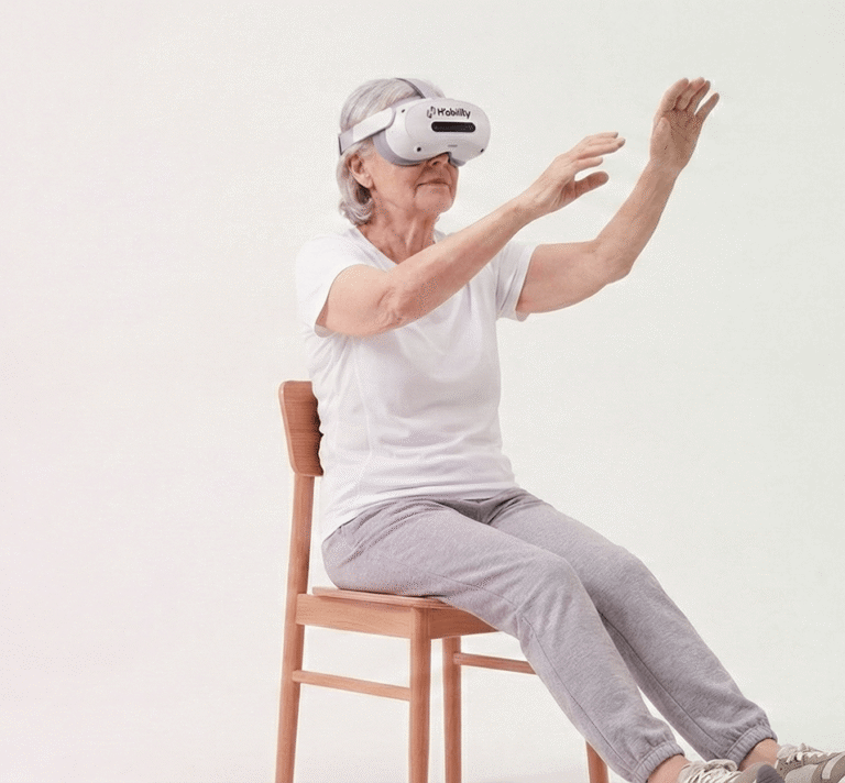 personne âgée en prévention des chutes avec casque de réalité virtuelle