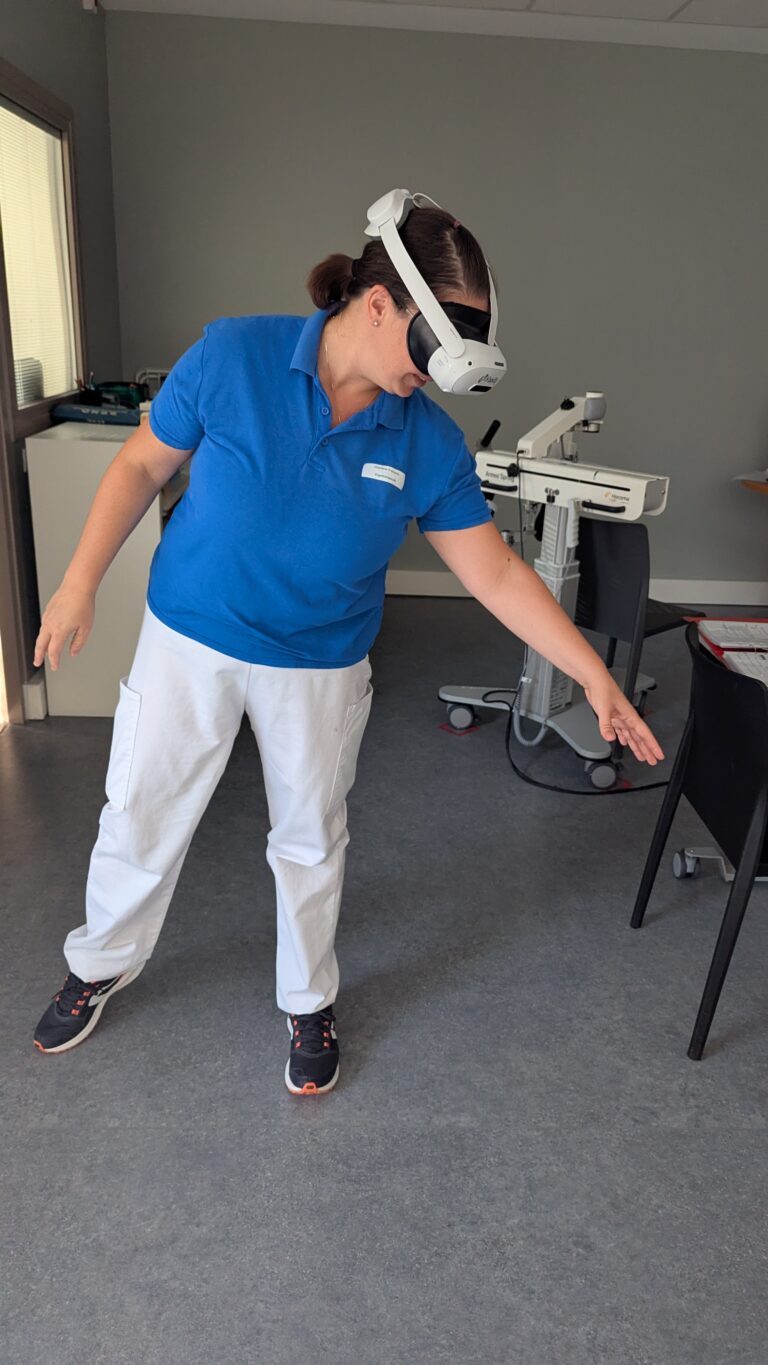 patient en séance de rééducation avec casque de réalité mixte H'ability