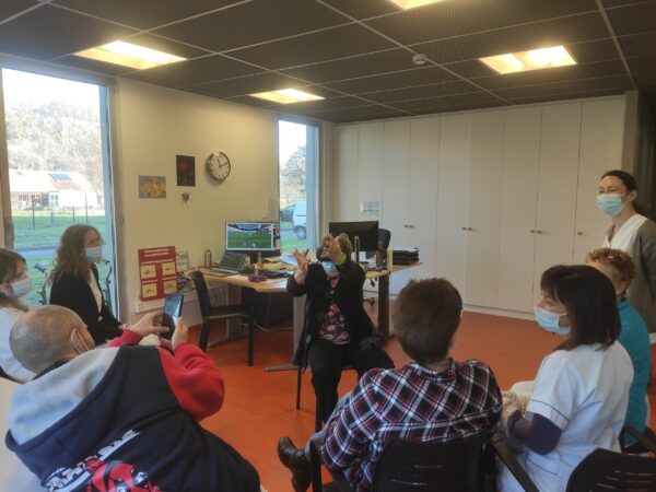 patient atteint de Parkinson en séance de rééducation réalité virtuelle